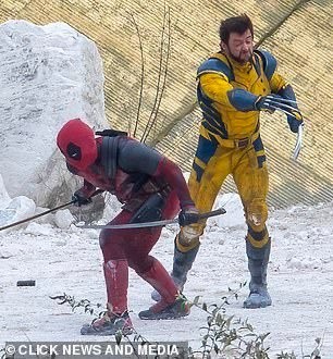 《死侍3》最新片场照曝光 两个不死人继续疯狂对打